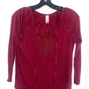 Maroon / dark red top